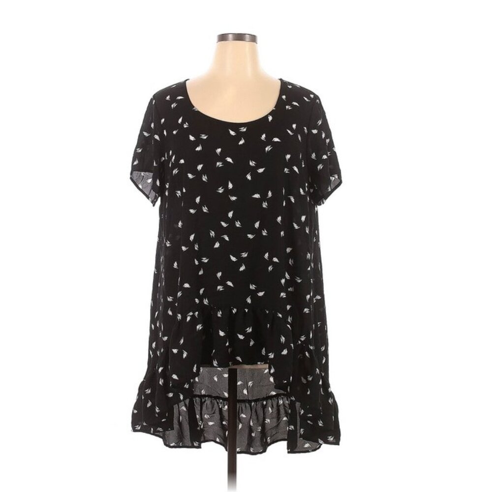 Black and white high-low short-sleeve top